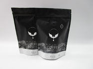 Le sac mat noir de nourriture de papier d'aluminium, tiennent l'emballage de grain de café