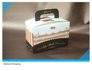 En pliant la boîte de papier rose d'emballage de gâteau avec la poignée, concevez la boîte en fonction du client de gâteau