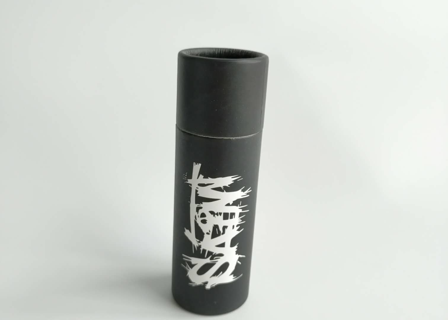 Jet de parfum cosmétique de tube d'emballage noir fait sur commande de boîte de papier pour la bouteille de parfum