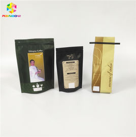 L'emballage de poudre de grains de café imprimé tiennent des poches en plastique pour empaqueter les haricots secs
