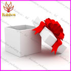 Boîte de papier de carton de luxe à la mode de cadeau avec le ruban en soie rouge
