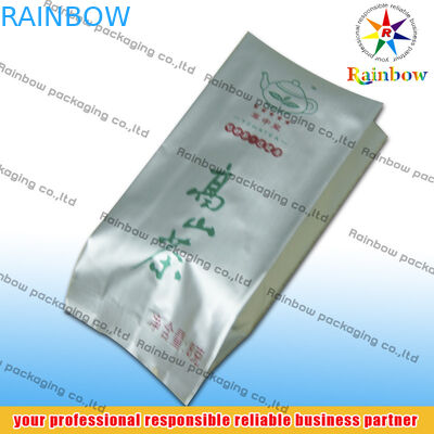 L'ANIMAL FAMILIER /AL/PE tiennent des sacs à thé empaquetant avec le gousset latéral