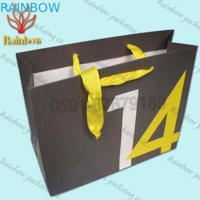 Sacs en papier de achat adaptés aux besoins du client pour des cosmétiques avec la poignée tordue