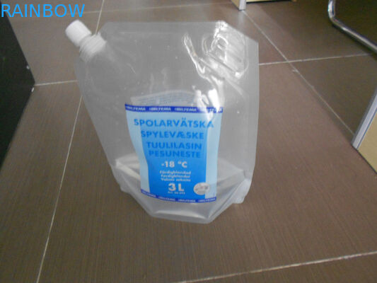 La preuve colorée de l'eau d'impression tiennent le sac de empaquetage avec le bec faisant le coin pour Liguid