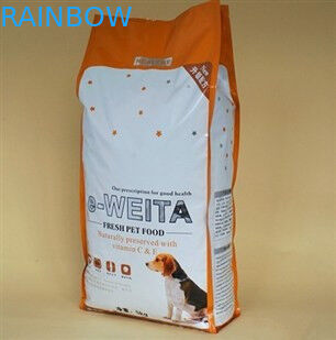 Le chienchien de 500 grammes tiennent la poche en plastique d'emballage alimentaire avec la tirette