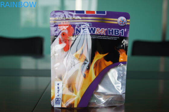 Tenez la tirette de poche de conditionnement en plastique d'aliment pour animaux familiers pour le poulet