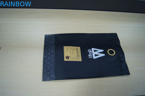 Les sachets en matière plastique de Moyee empaquetant noir mat tiennent la poche avec le sac de café de valve