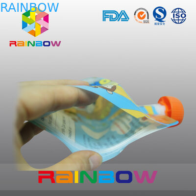 Tenez l'emballage réutilisable de poche de bec d'aliment pour bébé avec la tirette sur le dessus