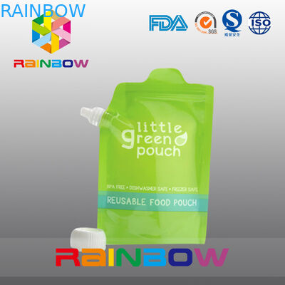 Tenez l'emballage réutilisable de poche de bec d'aliment pour bébé avec la tirette sur le dessus