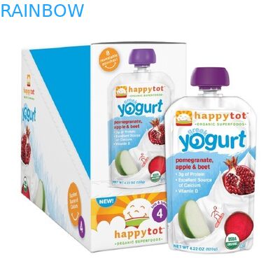 Individu tenant les sachets en matière plastique empaquetant des poches d'aliment pour bébé d'emballage de yaourt de poches de bec