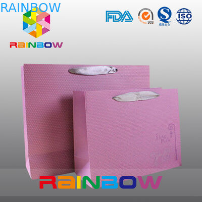 Le fond carré a adapté des sacs en papier aux besoins du client avec le cordon pour le cadeau/vêtement/achats