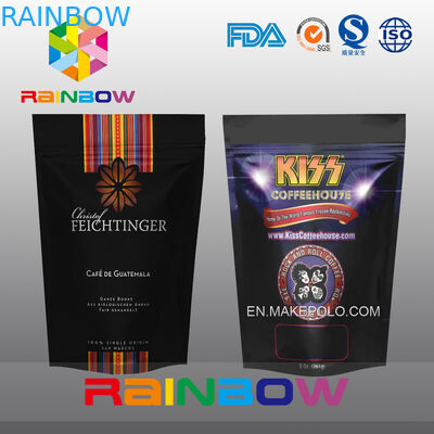 Noir tenez les grains de café en plastique de papier d'aluminium ou le sac moulu avec la valve et la tirette