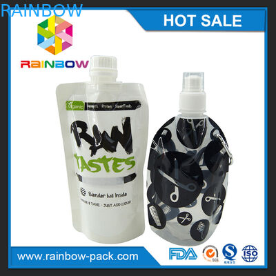 Tenez l'emballage réutilisable de poche de bec d'aliment pour bébé avec la tirette sur le dessus