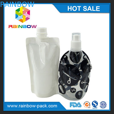 Tenez l'emballage réutilisable de poche de bec d'aliment pour bébé avec la tirette sur le dessus