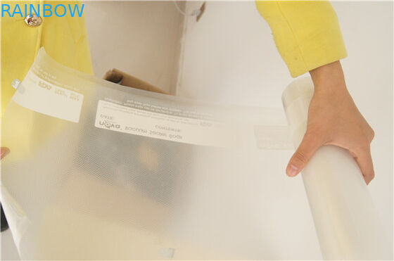 Le matériel en nylon en plastique de PE et la surface gravante en refief manipulant le sac d'emballage de scelleur de vide d'épargnant de nourriture de qualité marchande roule