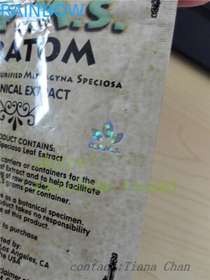 Le papier d'aluminium tiennent la poche pour la poudre augmentée de kratom extraite à partir du kratom