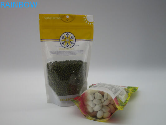 La marque de distributeur tiennent la poche de tirette, papier d'aluminium d'emballage alimentaire de casse-croûte