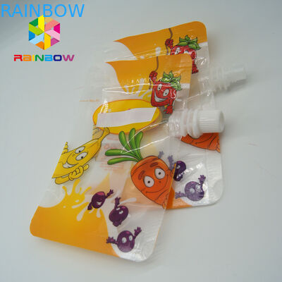 Les poches jaillies par boisson claire, liquide en plastique tiennent la poche avec le dessus de bec