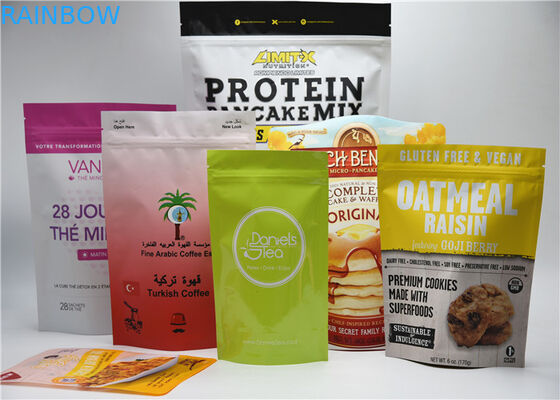 Tenez l'emballage de sac de casse-croûte