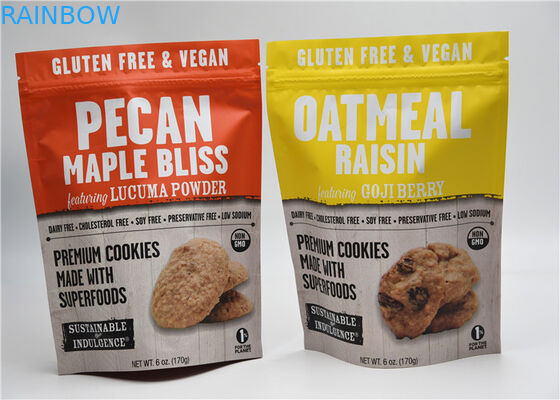 Tenez l'emballage de sac de casse-croûte