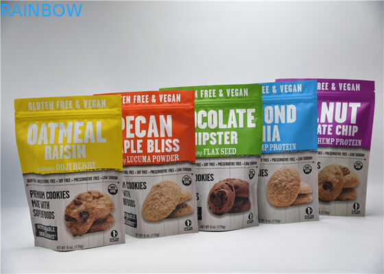 Tenez l'emballage de sac de casse-croûte