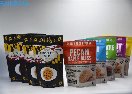 Tenez l'emballage de sac de casse-croûte