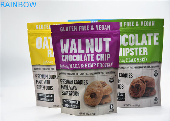 Tenez l'emballage de sac de casse-croûte