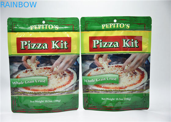 Tenez l'emballage de sac de casse-croûte