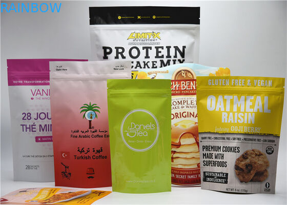 Tenez l'emballage de sac de casse-croûte