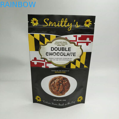 Tenez le sac de casse-croûte empaquetant le coin rond du joint trois latéral avec la tirette