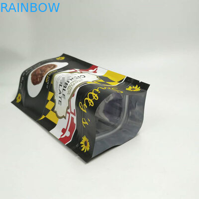 Tenez le sac de casse-croûte empaquetant le coin rond du joint trois latéral avec la tirette