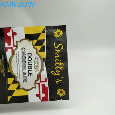 Tenez le sac de casse-croûte empaquetant le coin rond du joint trois latéral avec la tirette