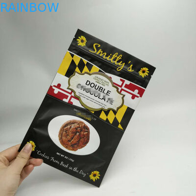 Tenez le sac de casse-croûte empaquetant le coin rond du joint trois latéral avec la tirette