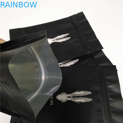 Les films noirs mats d'emballage alimentaire tiennent le logo fait sur commande de sacs de café avec la tirette supérieure