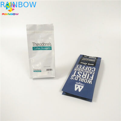 L'emballage de poudre de grains de café imprimé tiennent des poches en plastique pour empaqueter les haricots secs