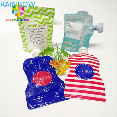 Les sacs liquides de bec de boisson en plastique, boisson de jus de fruit tiennent des poches avec le chapeau