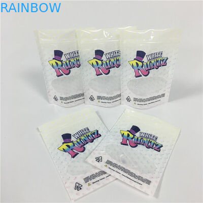 La preuve blanche d'odeur de Runtz tiennent des sacs de mauvaise herbe de poche empaquetant des sacs de Mylar Doypack