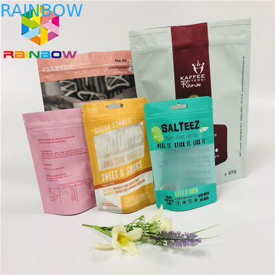 L'empaquetage mat de sacs à thé tiennent le sac de papier d'aluminium avec la tirette/entaille violente