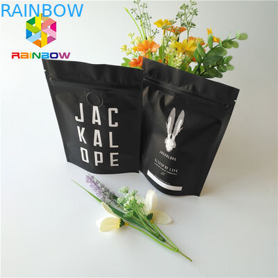 La poche métallique noire mate d'aluminium tiennent des sacs de café de 2 onces avec la tirette/valve