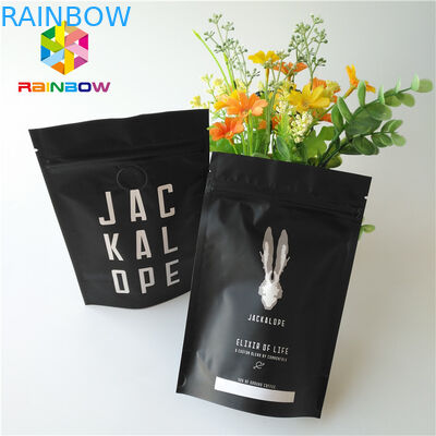 La poche métallique noire mate d'aluminium tiennent des sacs de café de 2 onces avec la tirette/valve