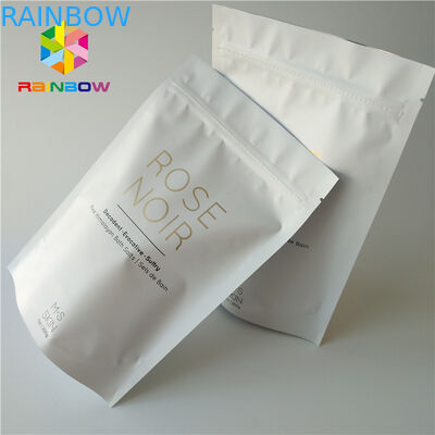 En plastique blancs tiennent le corps frottent le sac cosmétique d'emballage pour le sel de mer baignant des soins de la peau