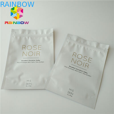 En plastique blancs tiennent le corps frottent le sac cosmétique d'emballage pour le sel de mer baignant des soins de la peau