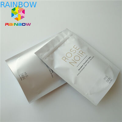 En plastique blancs tiennent le corps frottent le sac cosmétique d'emballage pour le sel de mer baignant des soins de la peau