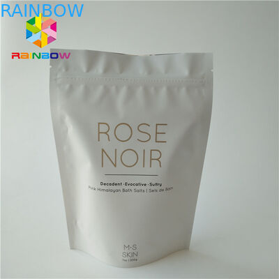 En plastique blancs tiennent le corps frottent le sac cosmétique d'emballage pour le sel de mer baignant des soins de la peau
