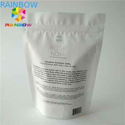 En plastique blancs tiennent le corps frottent le sac cosmétique d'emballage pour le sel de mer baignant des soins de la peau