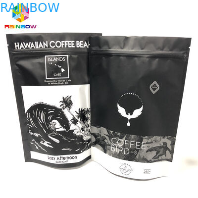 La gravure imprimant des sacs de papier d'aluminium, le cafè moulu tiennent des sacs de tirette avec la valve