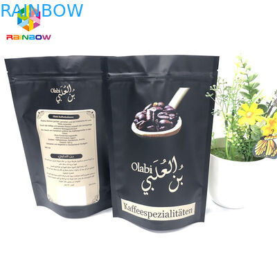 La gravure imprimant des sacs de papier d'aluminium, le cafè moulu tiennent des sacs de tirette avec la valve