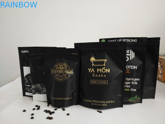 La gravure imprimant des sacs de papier d'aluminium, le cafè moulu tiennent des sacs de tirette avec la valve