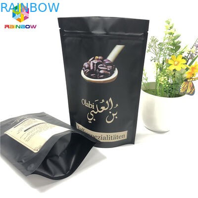 La gravure imprimant des sacs de papier d'aluminium, le cafè moulu tiennent des sacs de tirette avec la valve