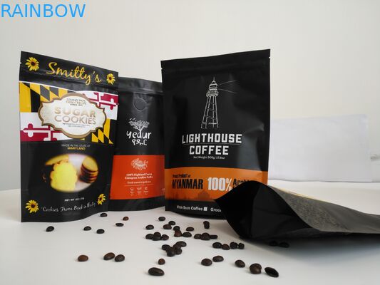 La gravure imprimant des sacs de papier d'aluminium, le cafè moulu tiennent des sacs de tirette avec la valve